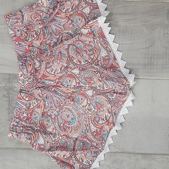 En creme short shorts  multi color size medium  @15 - Picture 4 of 4